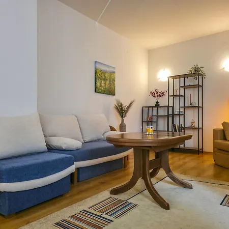 Charming 1bd Flat At Edelweiss Inn, By Flat Mаnager 반스코